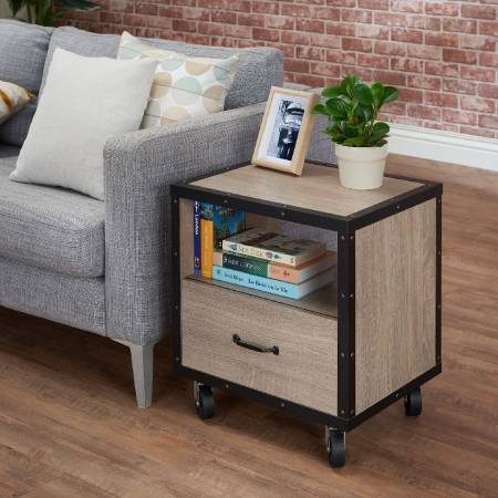 Odkládací stolek lze libovolně posouvat.